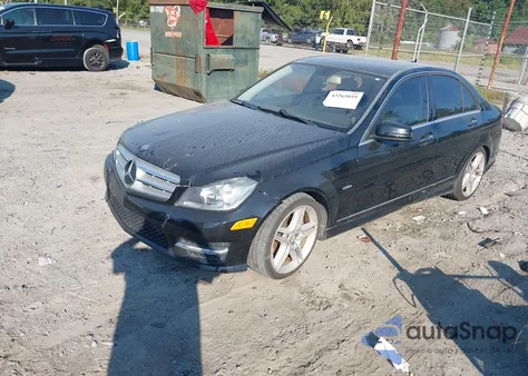 2012 Mercedes-Benz C 250 Sport z USA, uszkodzony, nr VIN WDDGF4HB5CA604139